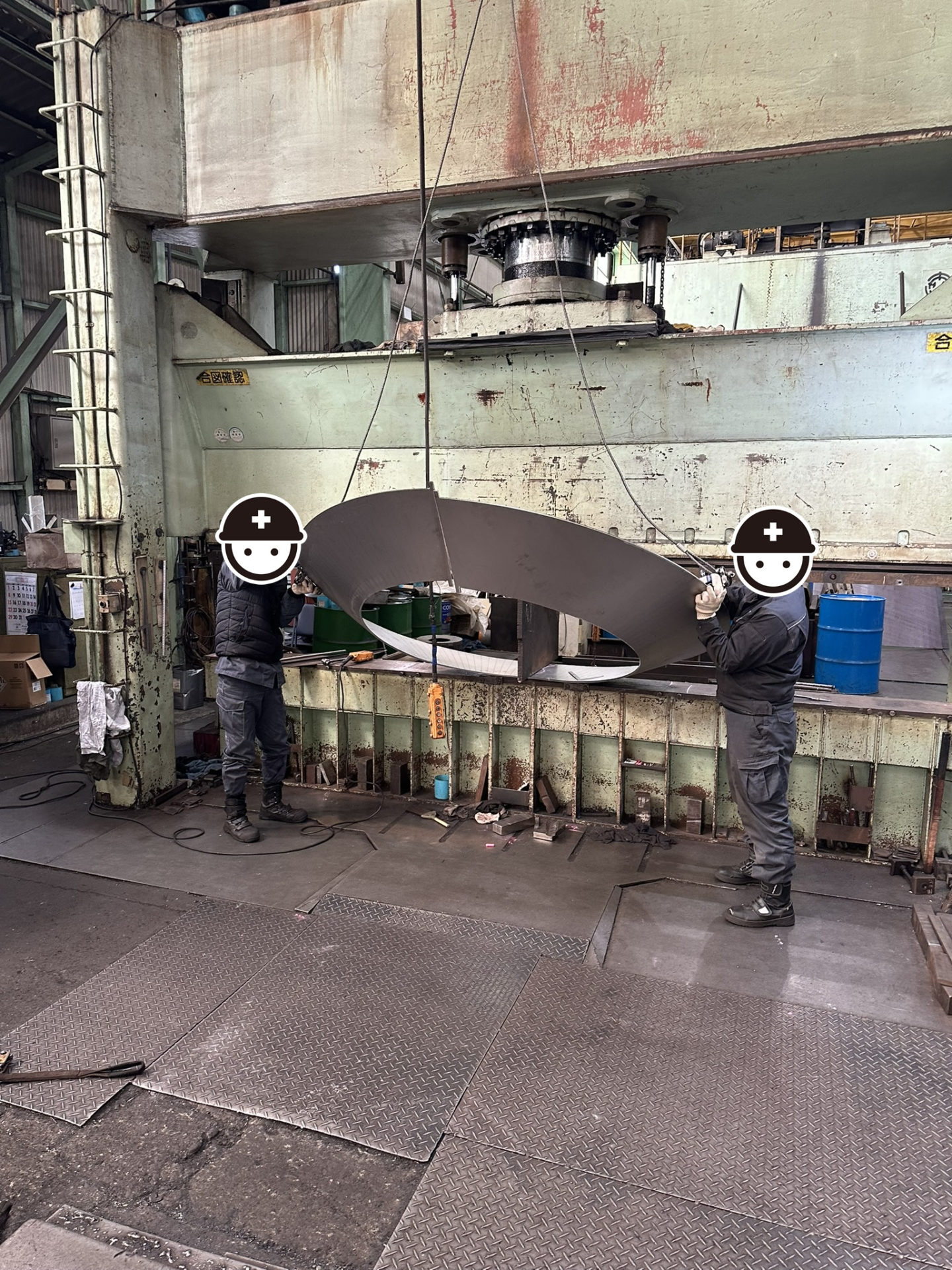 350tプレス機を使い、職人が手作業で精密なRを形成する『コツコツ曲げ』の工程